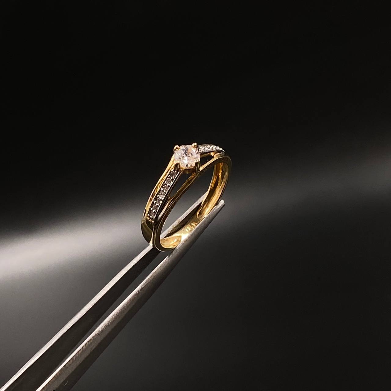 Anillo Arco Linea  1.9gr / T6 1/4 / Solitario Circones Blancos  Oro Amarillo&
