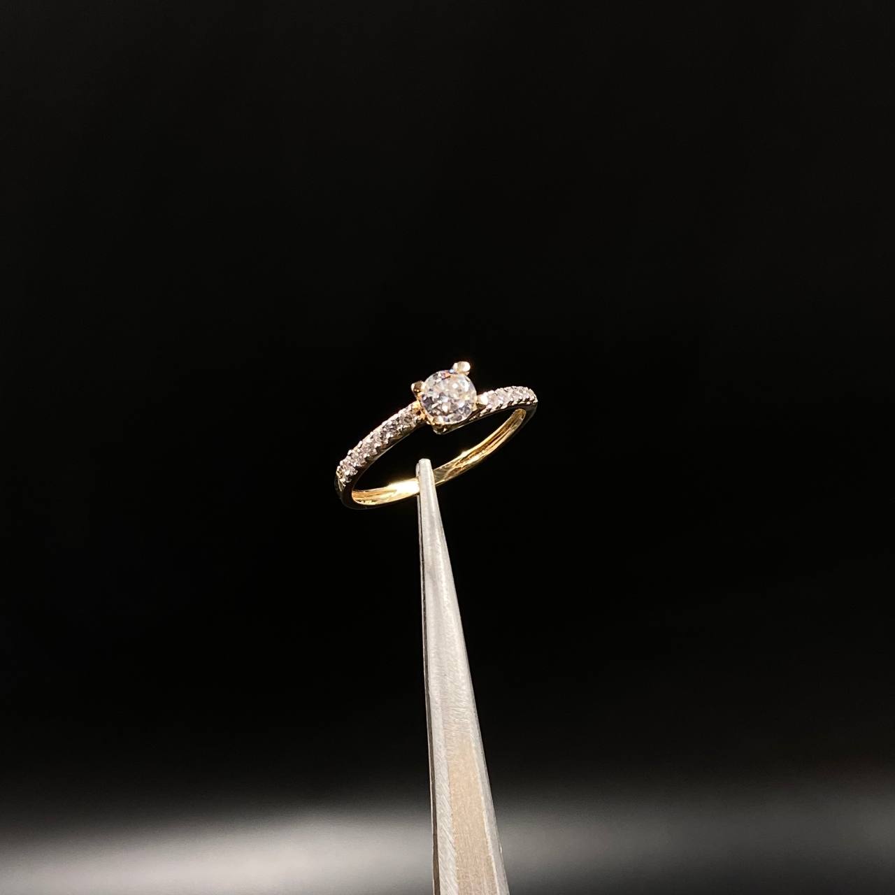Anillo Linea Invertida  2.4gr / T5 1/2 / Solitario Circones Blancos  Oro Amarillo&