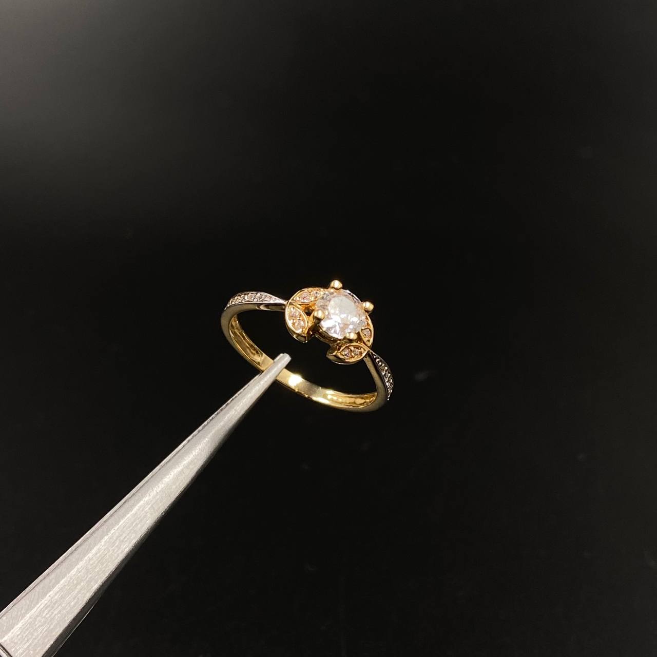 Anillo Laurel 1.95gr / T6 / Solitario Circones Blancos  Oro Amarillo&