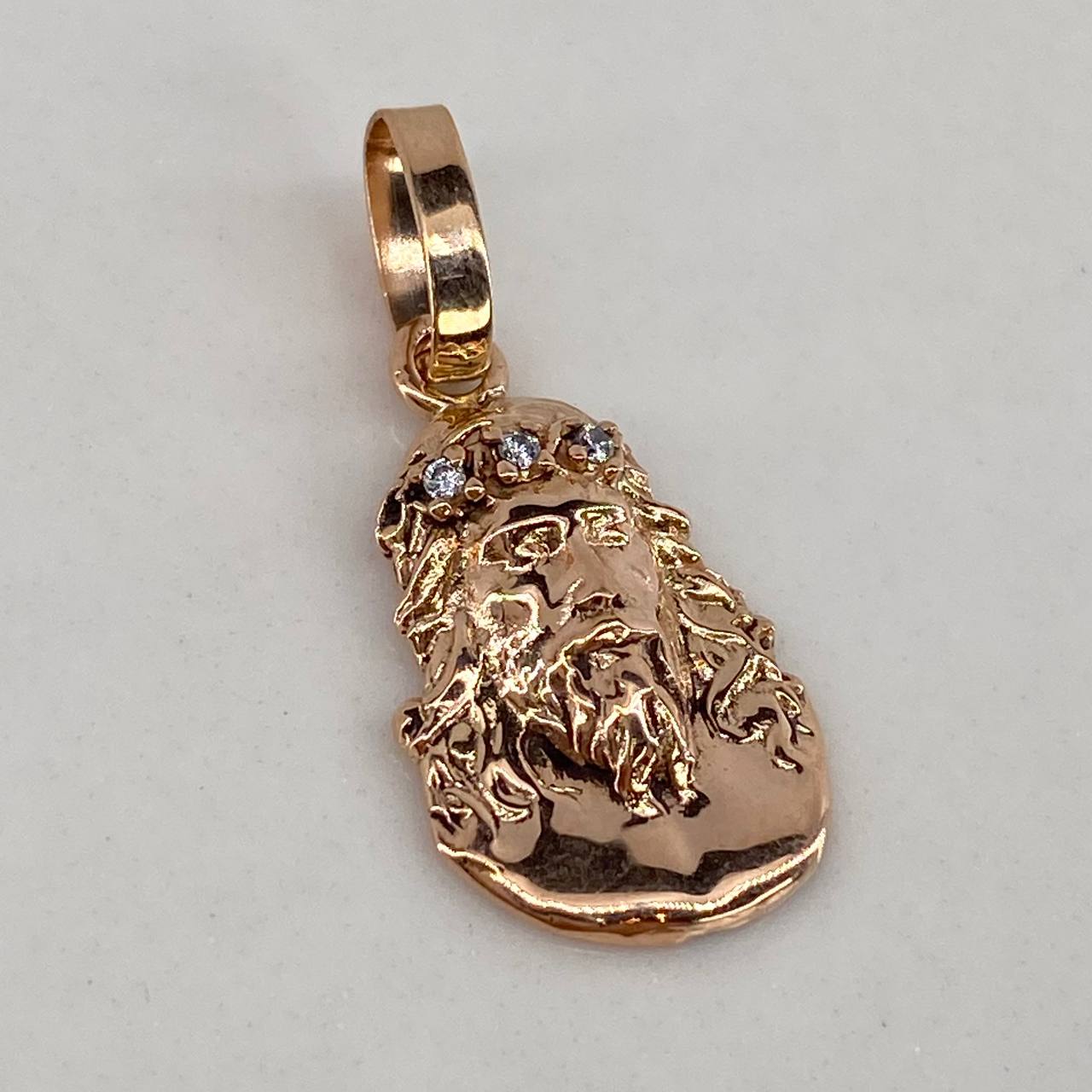 Dije Rostro de Cristo 1.25gr / 2cm / Circones Blancos Oro Rosa$