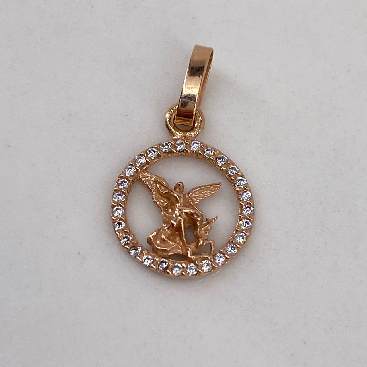 Dije San Miguel Arcángel 0.55gr / 1.5cm / Circones Blancos Oro Rosa$