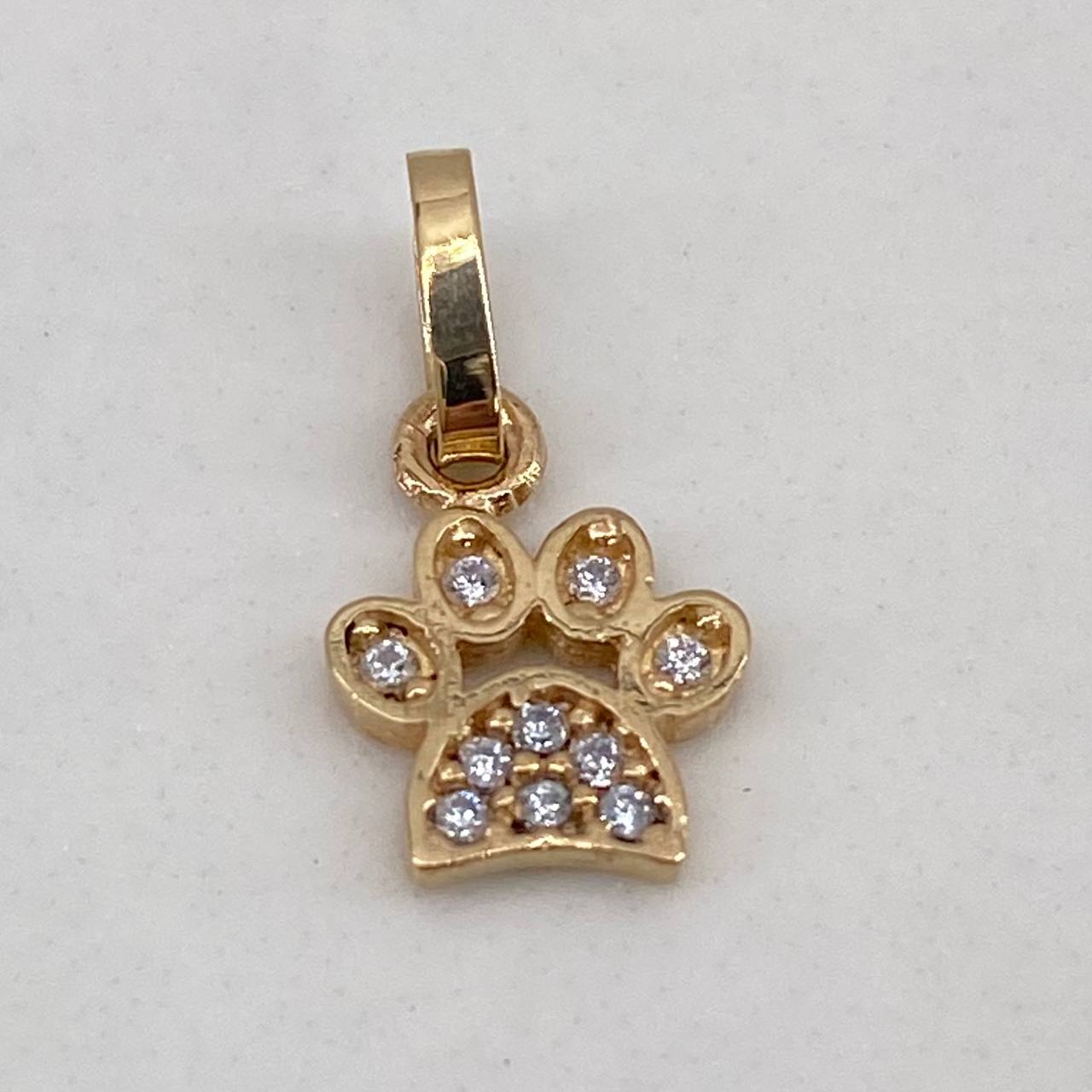 Dije Huella 0.5gr / 1cm / Circones Blancos  Oro Amarillo$
