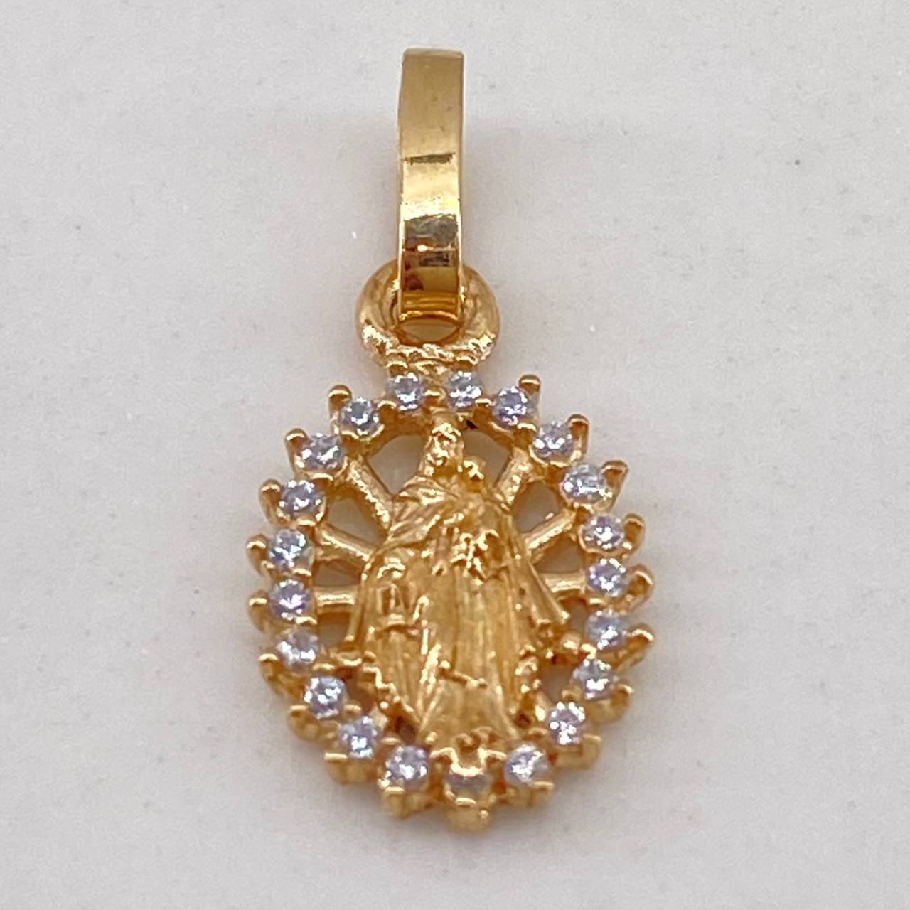 Dije Virgen del Carmen  0.6gr / 1.5cm / Circones Blancos  Oro Amarillo $