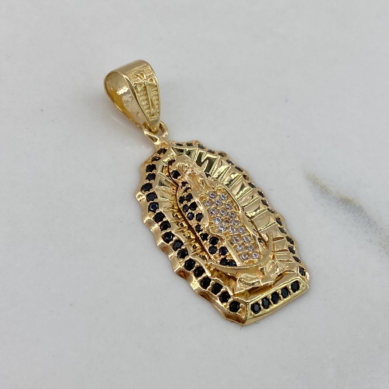 Dije Virgen de Guadalupe 5.25gr / 3.5cm / Circones Blancos Negros Oro Amarillo$