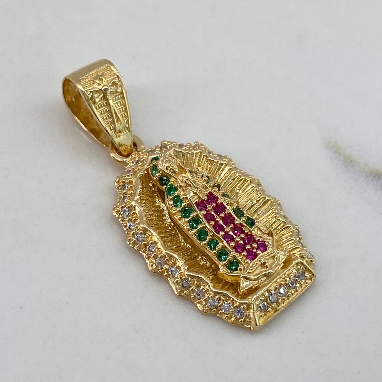 Dije Virgen de Guadalupe 3.9gr / 3cm / Circones Blancos Verdes Fucsias Oro Amarillo$