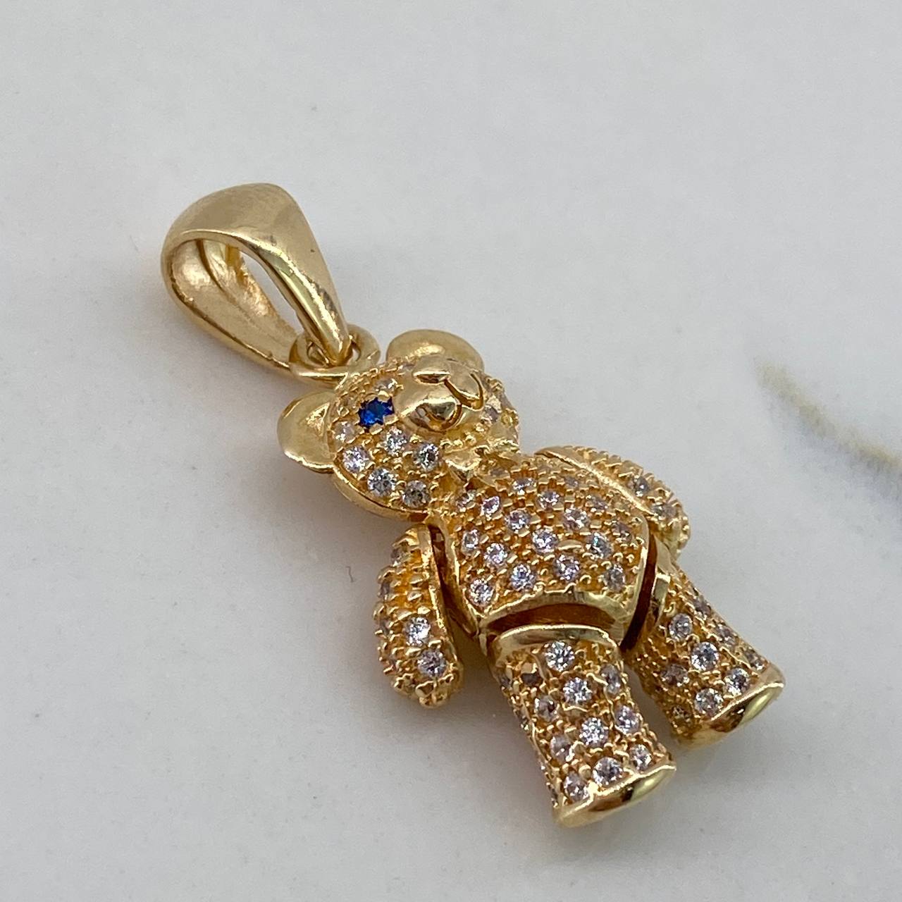 Dije Oso Articulado  4.3gr / 2.5cm / Circones Blancos Azules Corbatin  Oro Amarillo$
