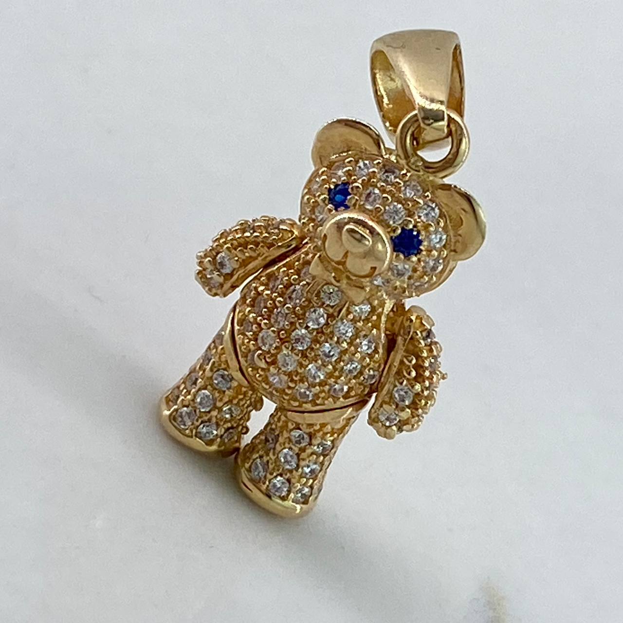 Dije Oso Articulado  4.3gr / 2.5cm / Circones Blancos Azules Corbatin  Oro Amarillo$