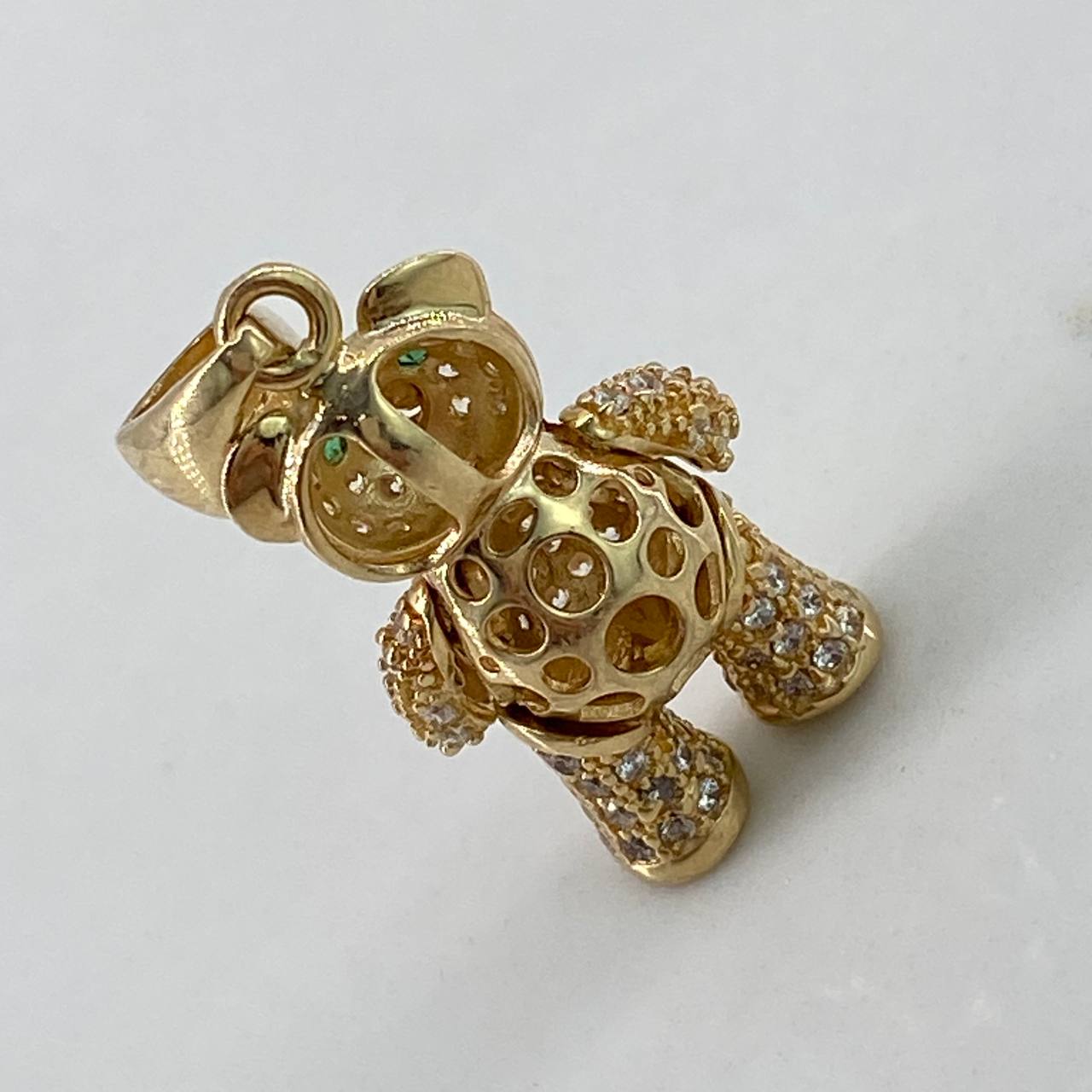 Dije Oso Articulado  4.25gr / 2.5cm / Circones Blancos Verdes Bufanda  Oro Amarillo$