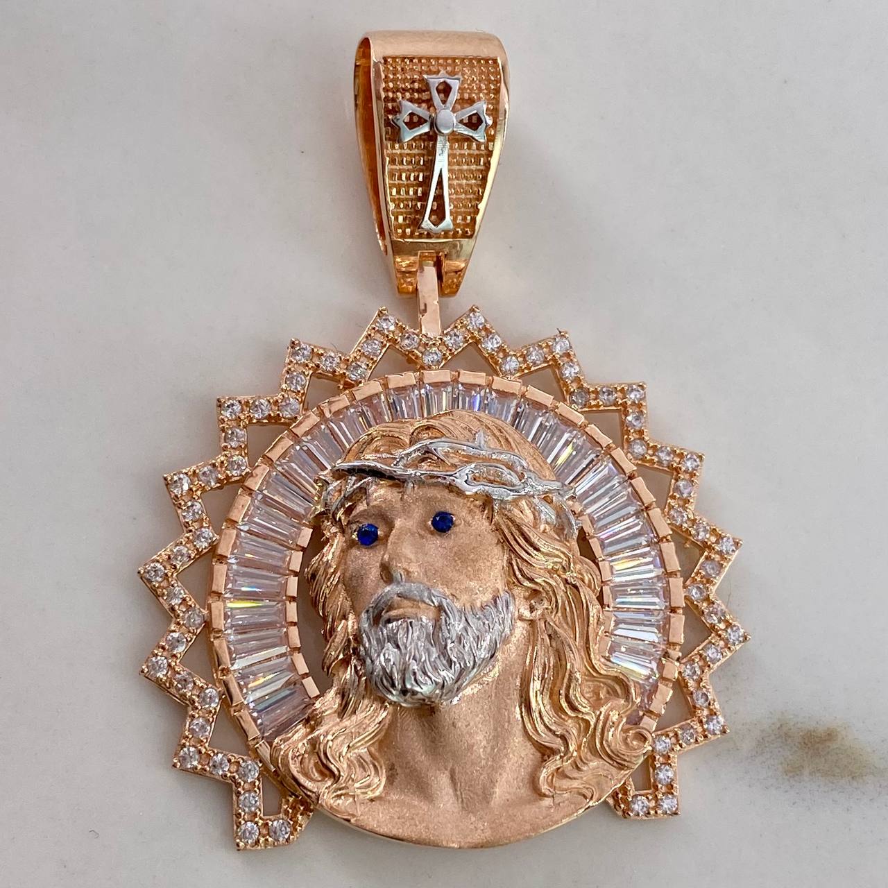 Dije Rostro de Cristo 18.15gr / 5cm / Circones Blancos Azules Oro Rosa$