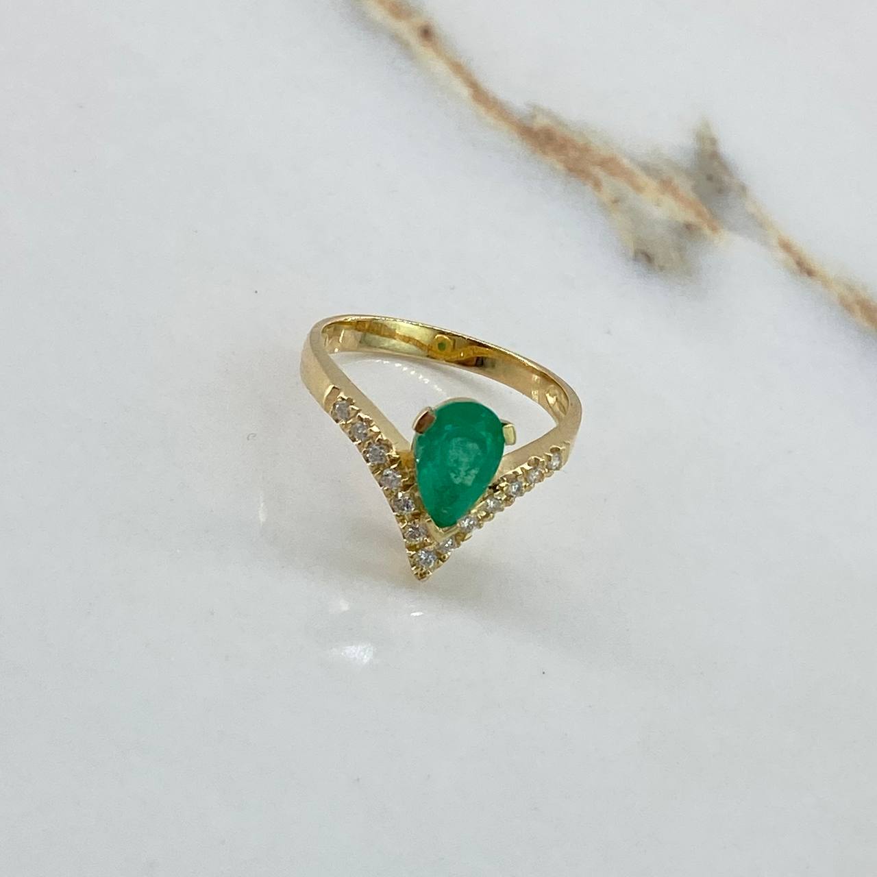 Anillo Gota Curva  3.3gr / T7 3/4 / 2 Kt Esmeralda- 2 Pts Diamante Oro Amarillo (Joya)$