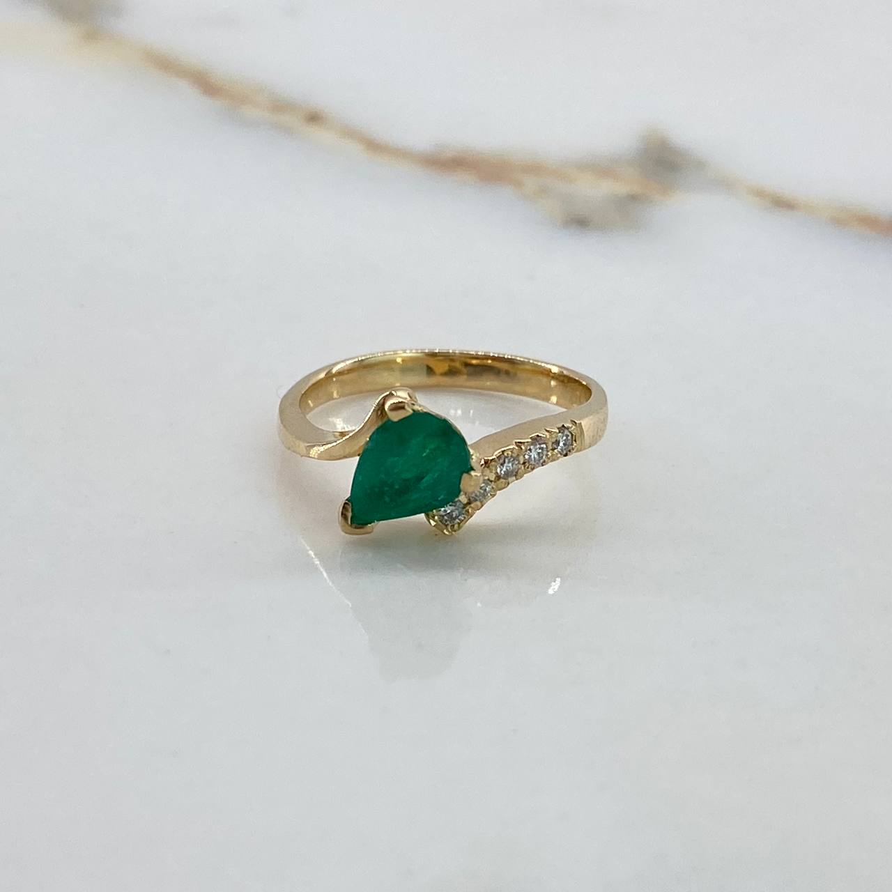 Anillo Pera  2.8gr / T5 3/4 / Solitario 1.56 Kt Esmeralda- 15Pts Diamante Oro Amarillo (Joya)$