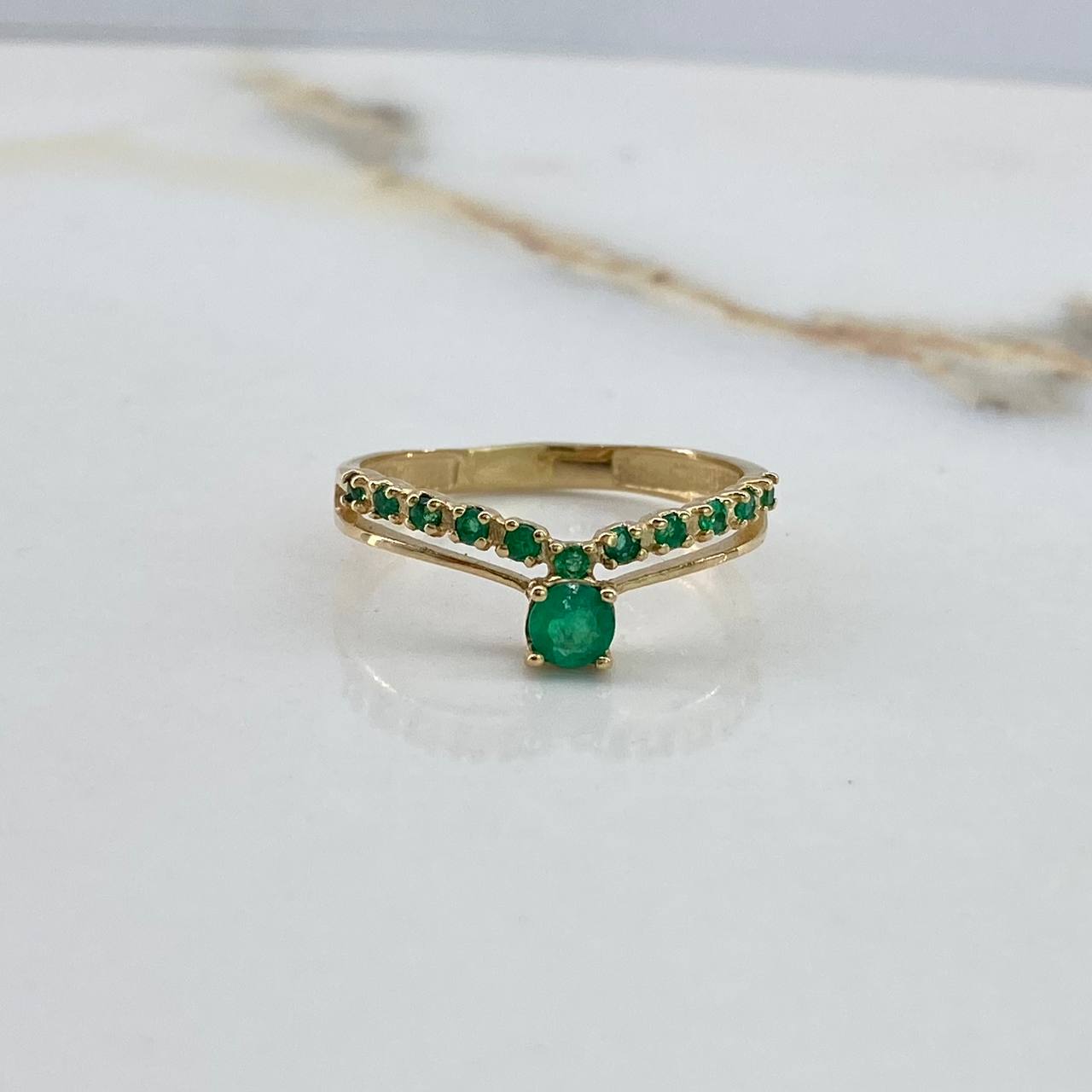 Anillo Trenza Linea  2.55gr / T8 1/4 / 50 Pts Esmeralda  Oro Amarillo (Joya)$