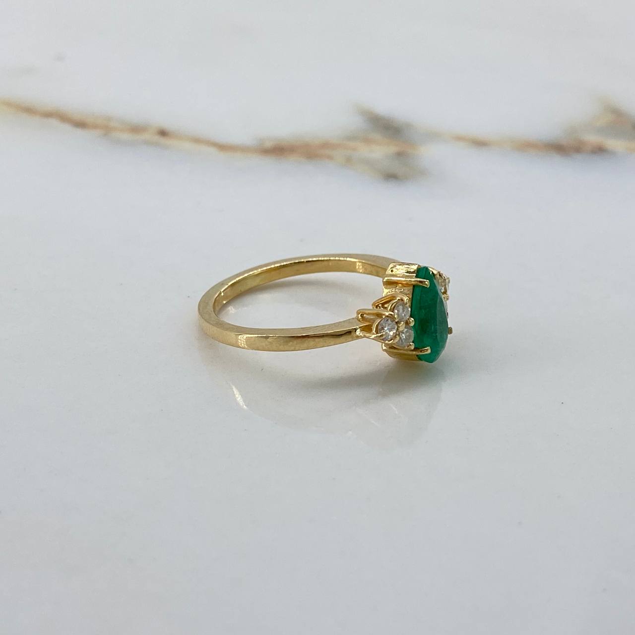 Anillo Gota 3.5gr / T6 1/2  / Solitario 1.5 Kt Esmeralda- 12 Pts Diamantes Oro Amarillo (Joya)$