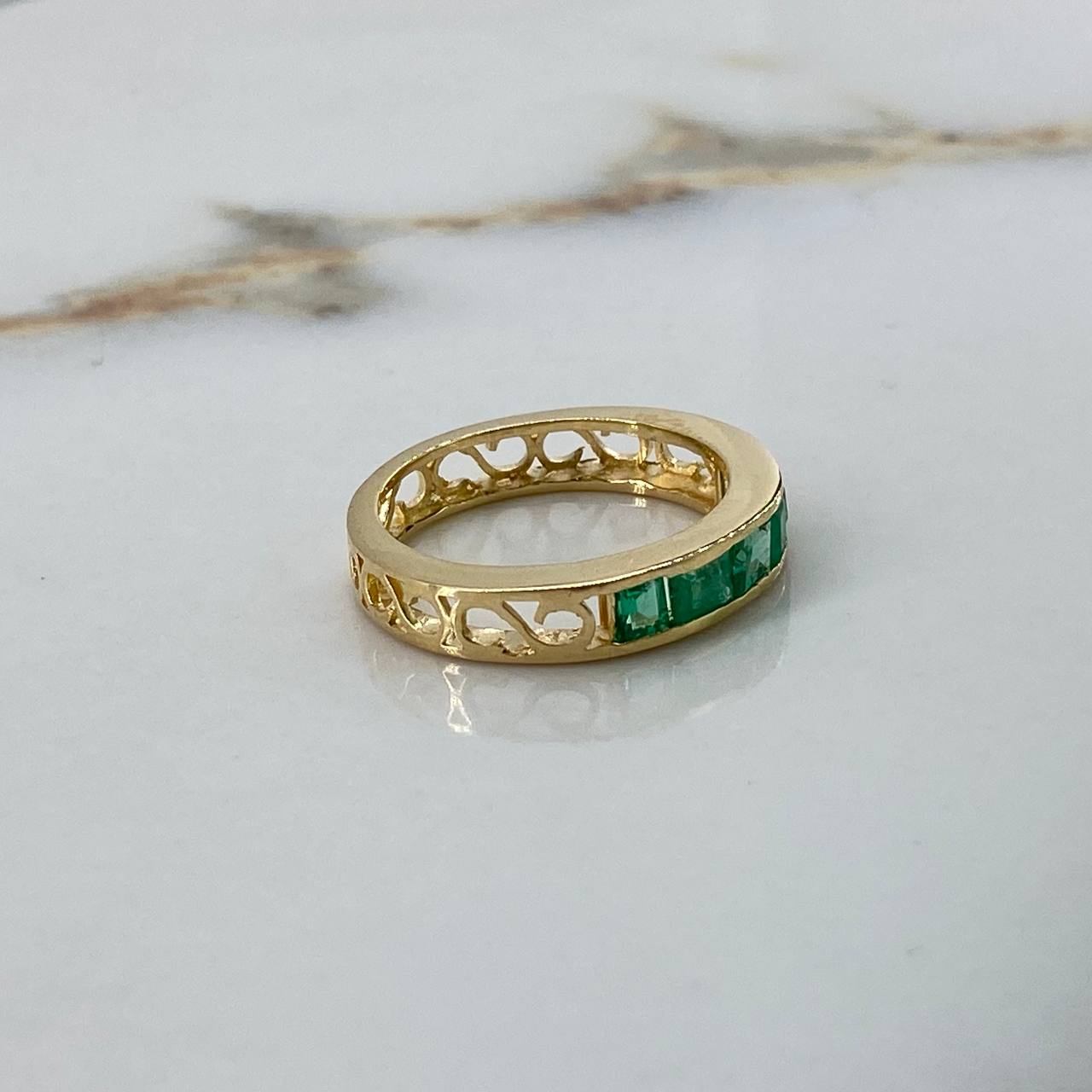 Anillo Banda Infinito  3.6gr / T6 3/4 / 1.2 Kt Esmeralda Oro Amarillo (Joya)$