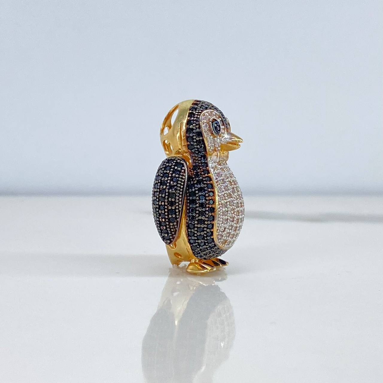 Dije Pingüino Articulado  11.45gr / 3cm / Circones Blancos Negros  Oro Amarillo$