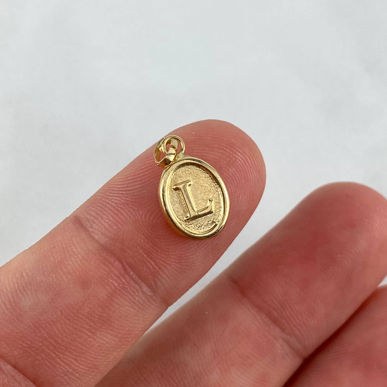 Dije Letra L 0.55gr / 1.8cm / Oro Amarillo ©