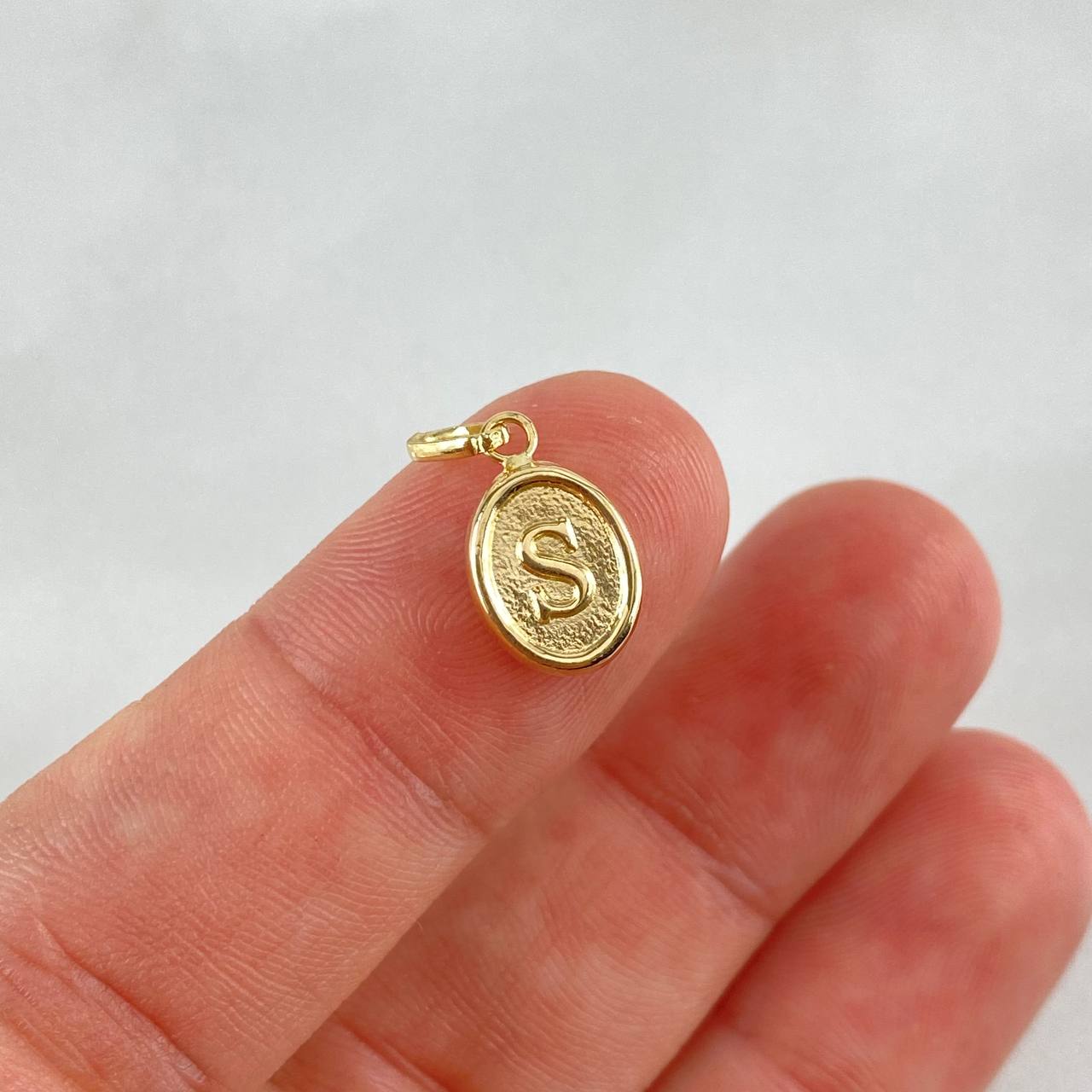 Dije Letra S Ovalada 0.4gr / 1.8cm / Troquelada Oro Amarillo