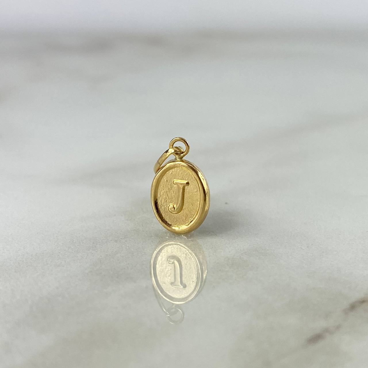 Dije Letra J 0.5gr / 1.8cm / Oro Amarillo ©