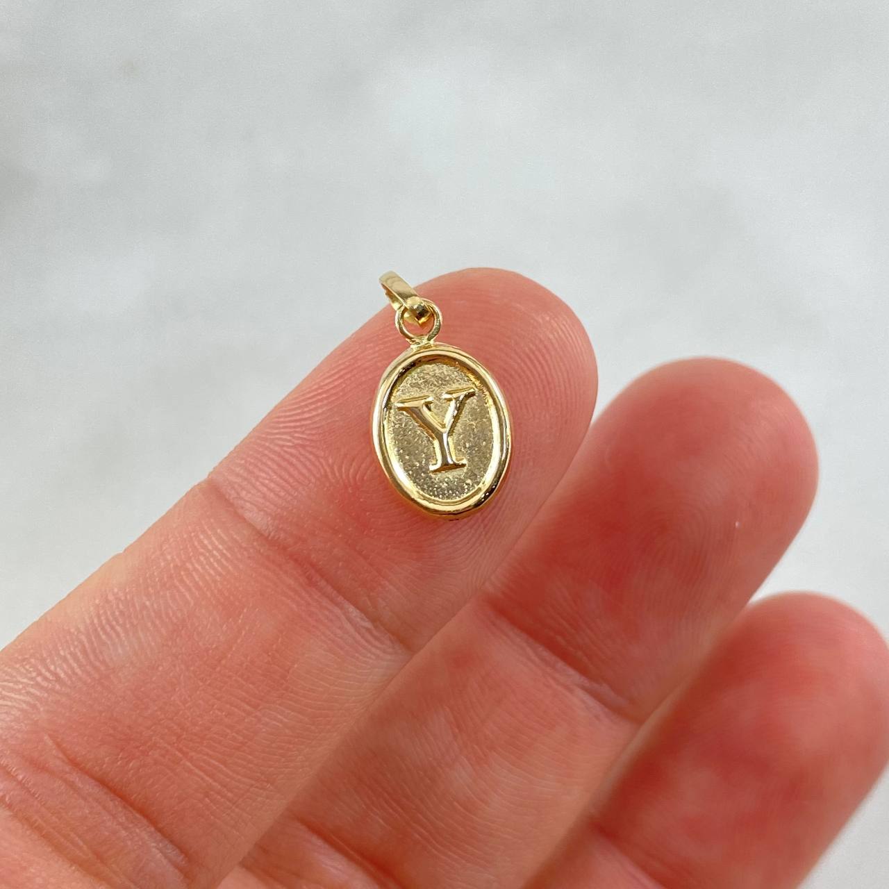 Dije Letra Y Ovalada 0.65gr / 1.8cm / Troquelada Oro Amarillo