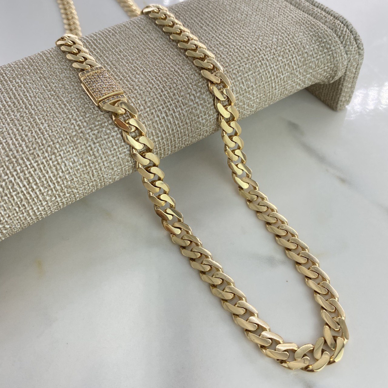 Cadena Cubana  56gr / 70cm / 8mm Broche Especial Circones Blancos  Oro Amarillo Nac.Esp  $
