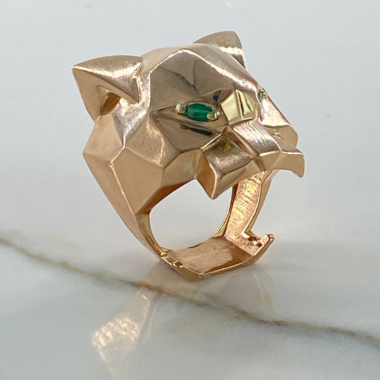 Anillo Pantera  20.35gr / T9 1/4 / Circones Verdes  Oro Rosa $