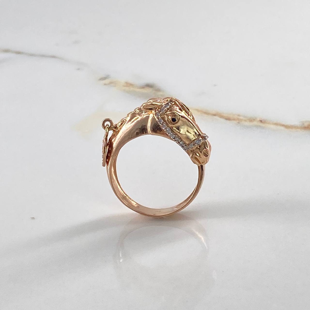 Anillo Rostro Caballo  8.65gr / T11 1/2 / Circones Blancos Negros  Oro Rosa $