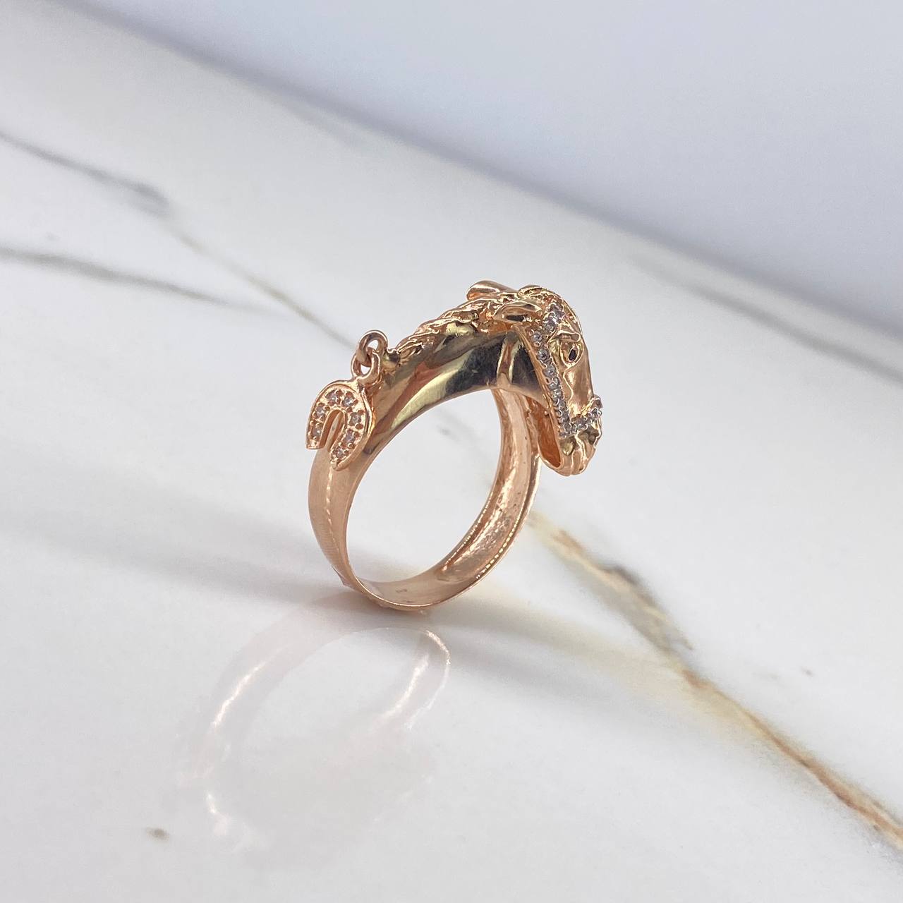 Anillo Rostro Caballo  8.65gr / T11 1/2 / Circones Blancos Negros  Oro Rosa $
