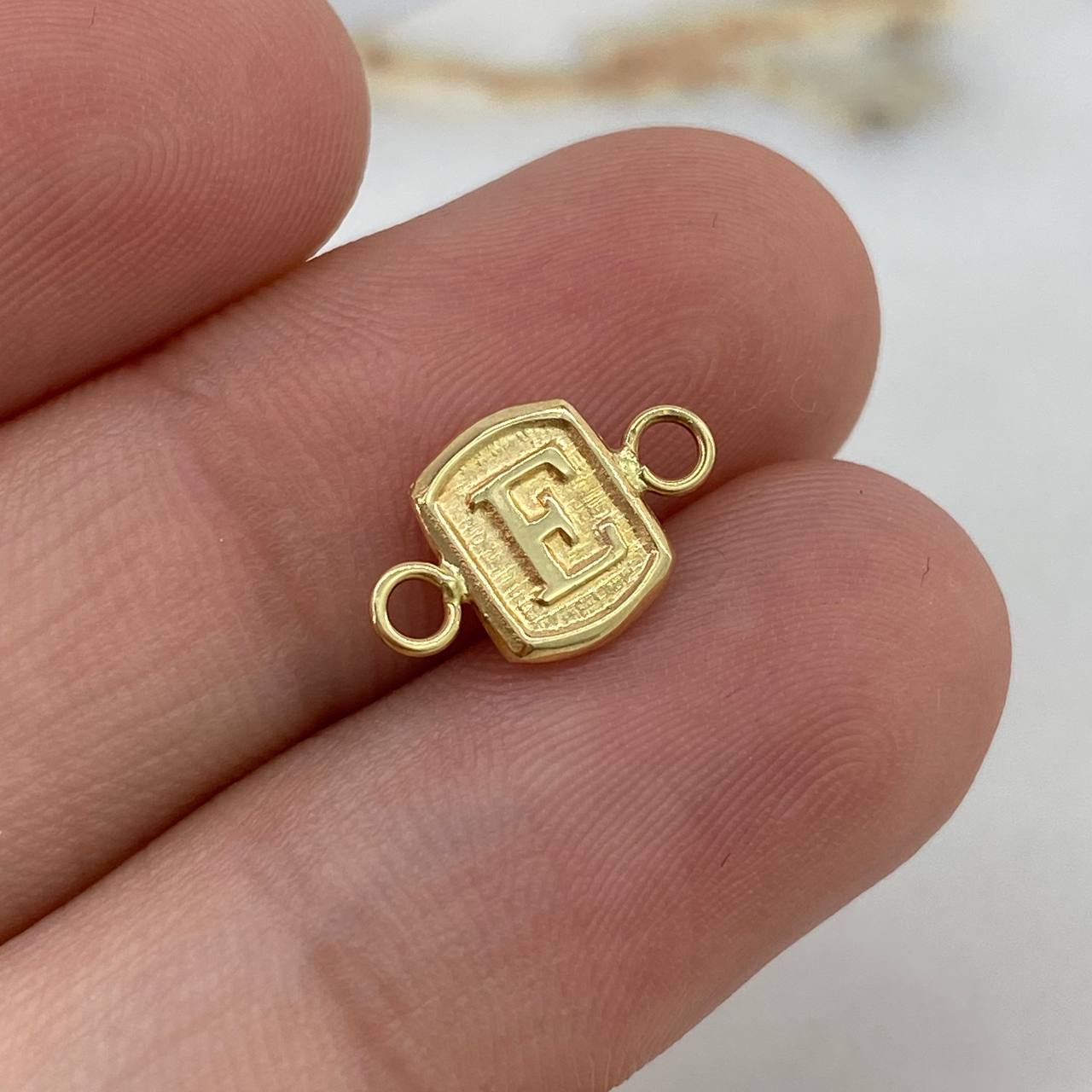 Herraje Marco Letra E 0.3gr / 1.5cm / Liso  Oro Amarillo $