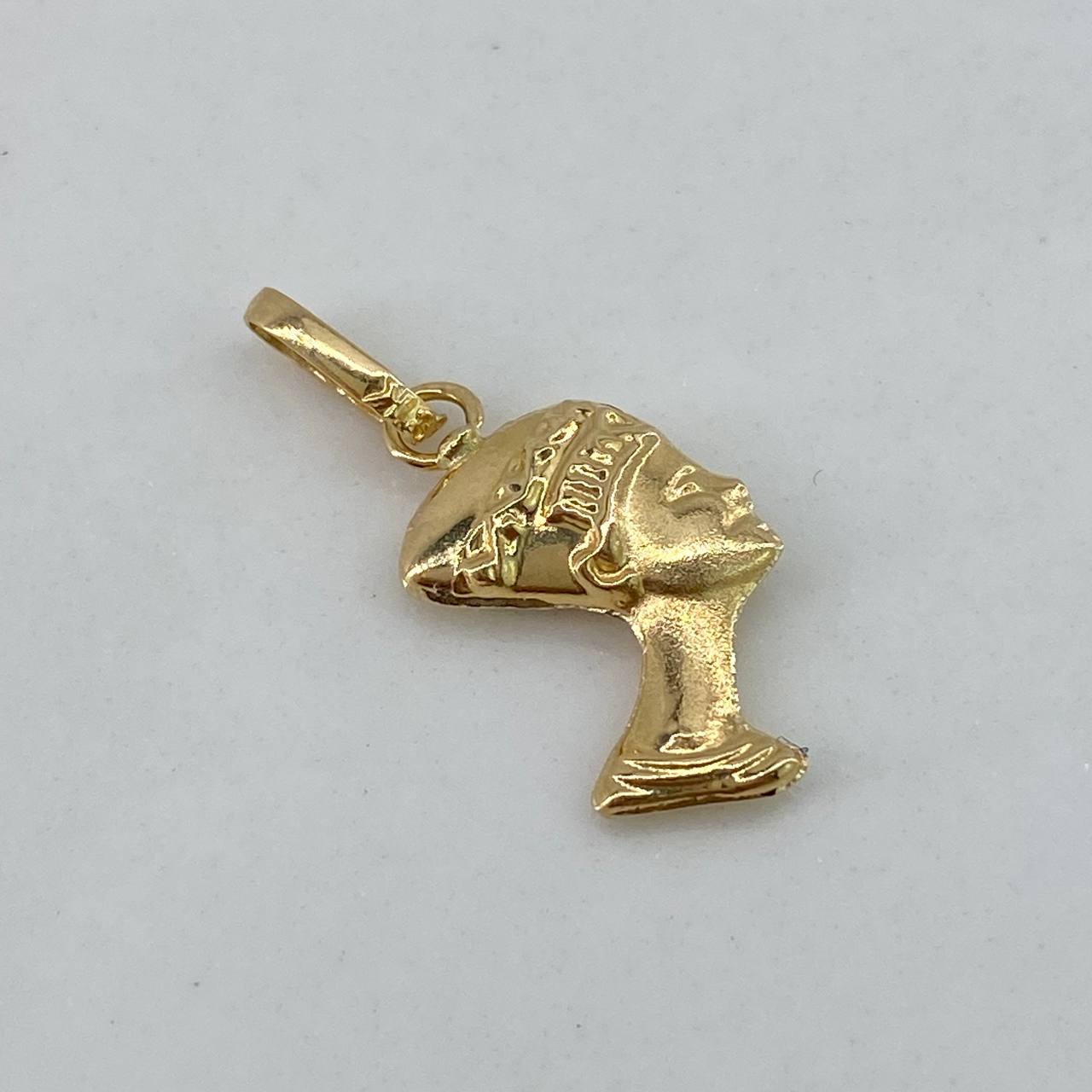 Dije Nefertiti 0.45gr / 2cm / Liso  Oro Amarillo $