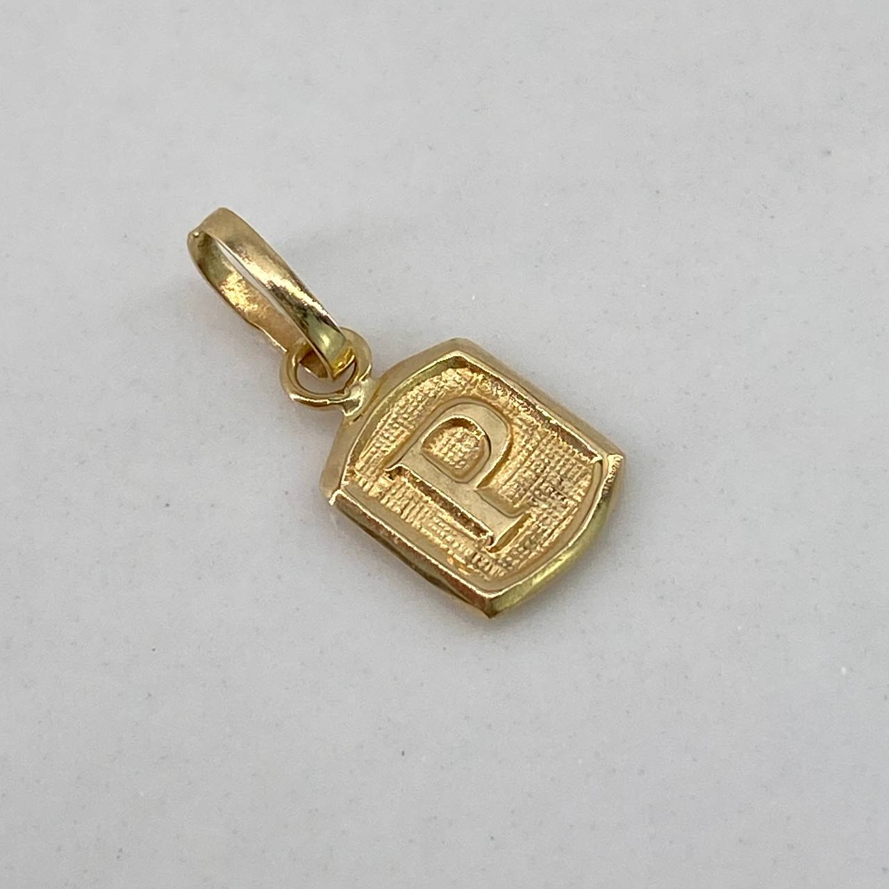 Dije Marco Letra P 0.35gr / 1.5cm / Liso  Oro Amarillo $