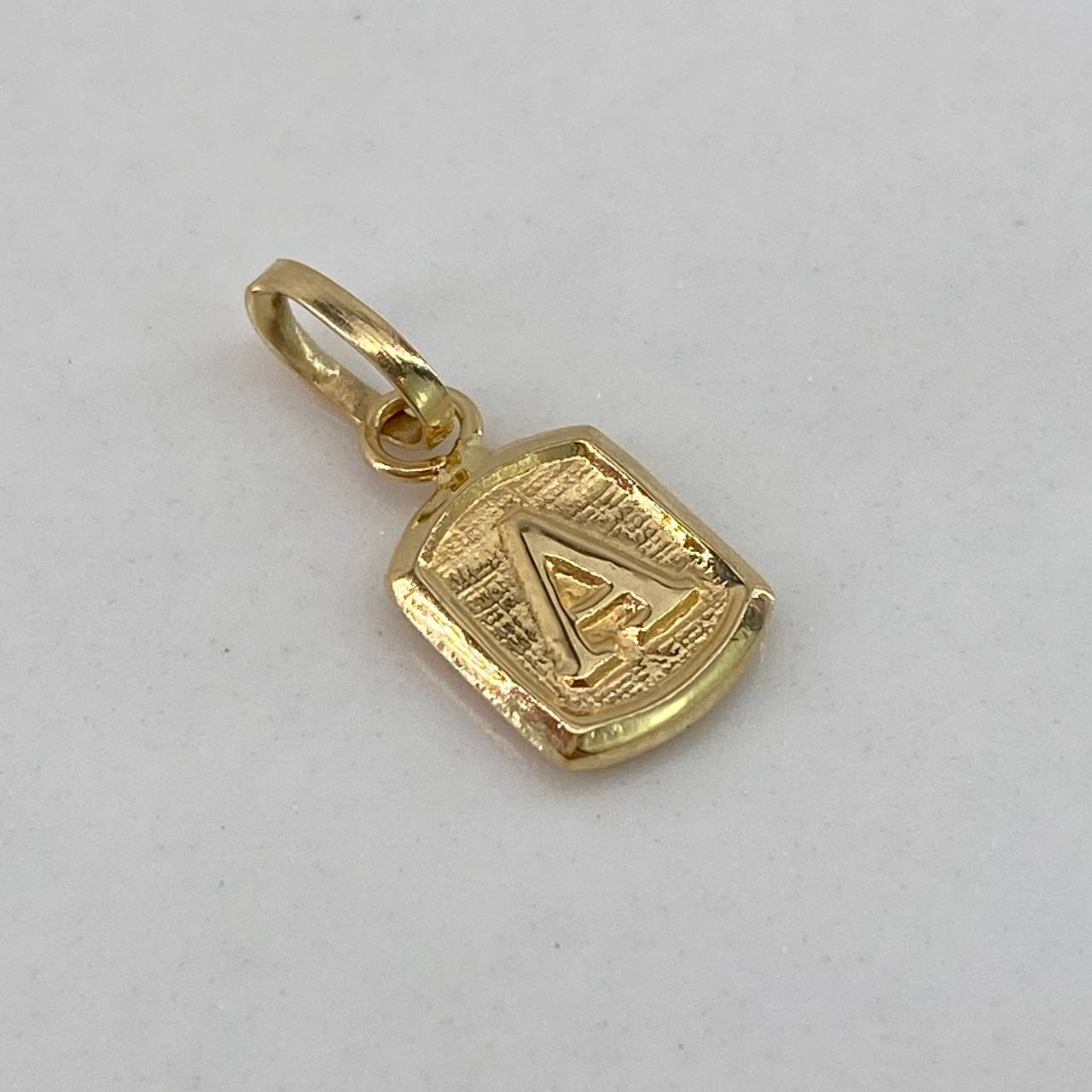 Dije Marco Letra A 0.35gr / 1.5cm / Liso  Oro Amarillo $