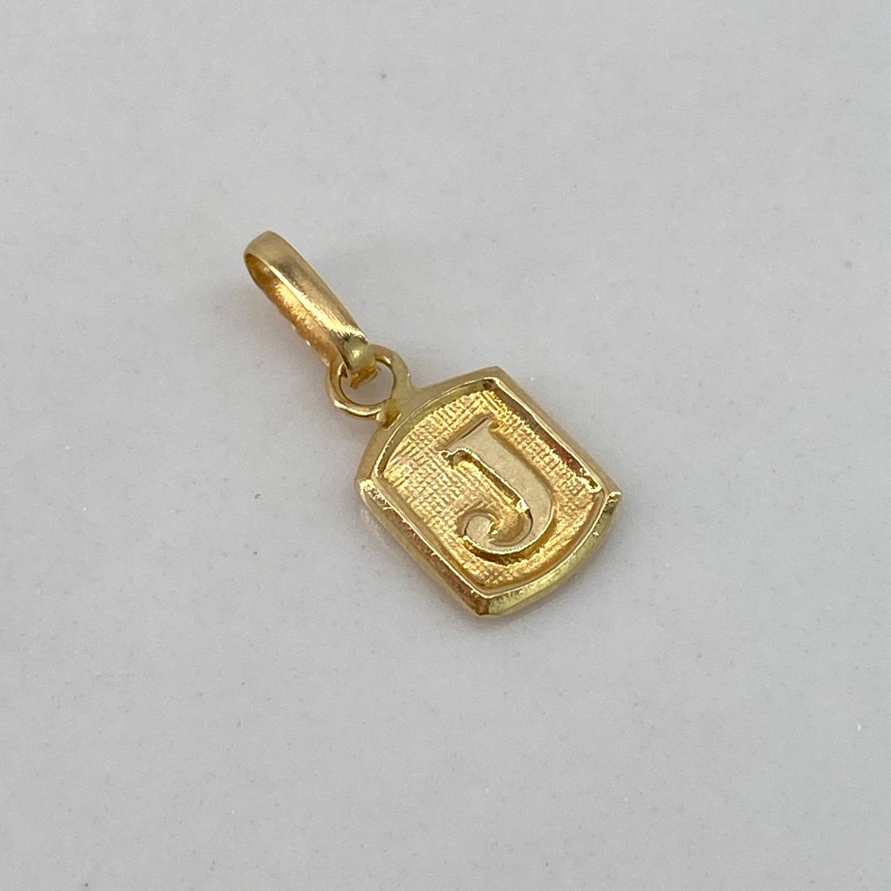 Dije Marco Letra J 0.35gr / 1.5cm / Liso  Oro Amarillo $