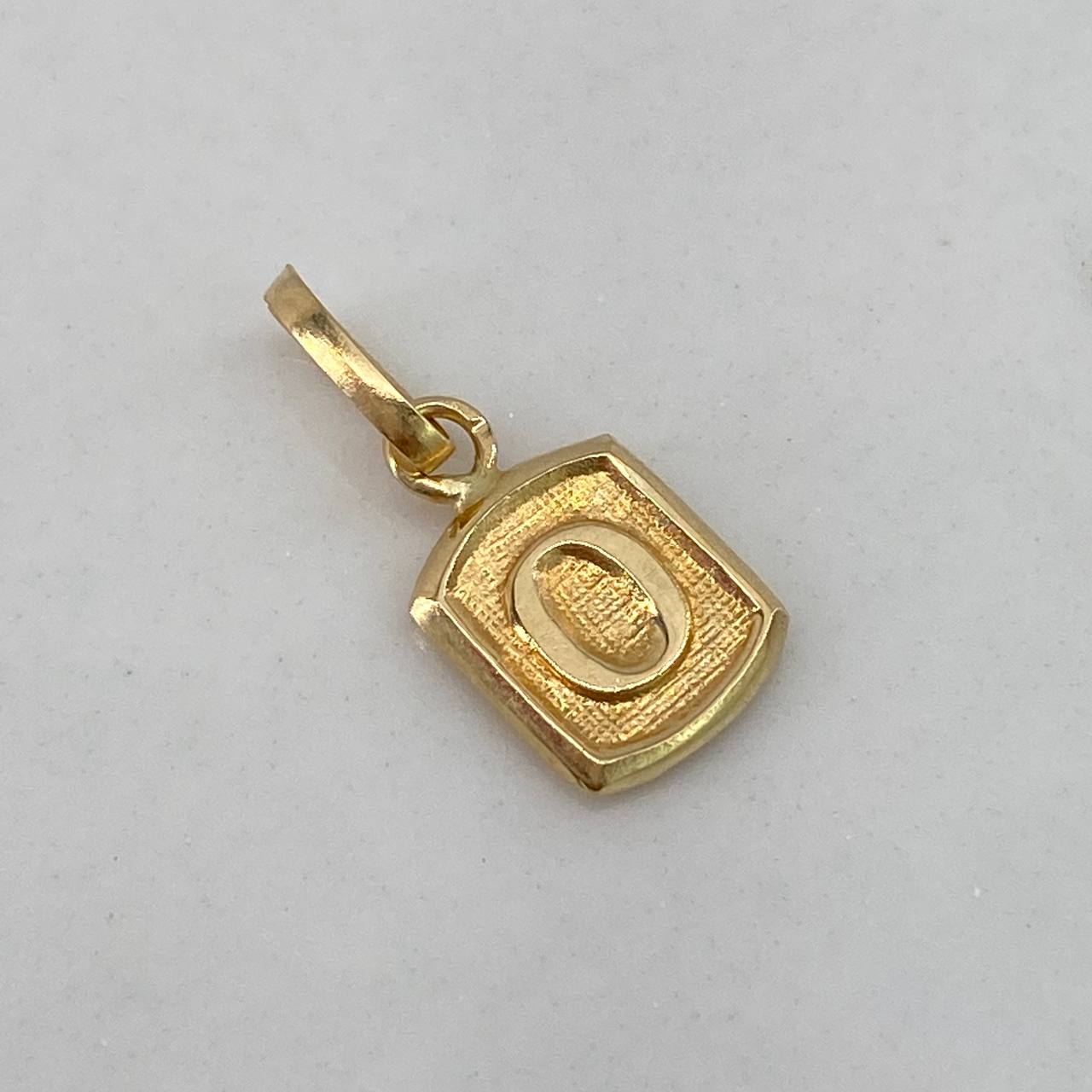Dije Marco Letra O 0.35gr / 1.5cm / Liso Oro Amarillo $