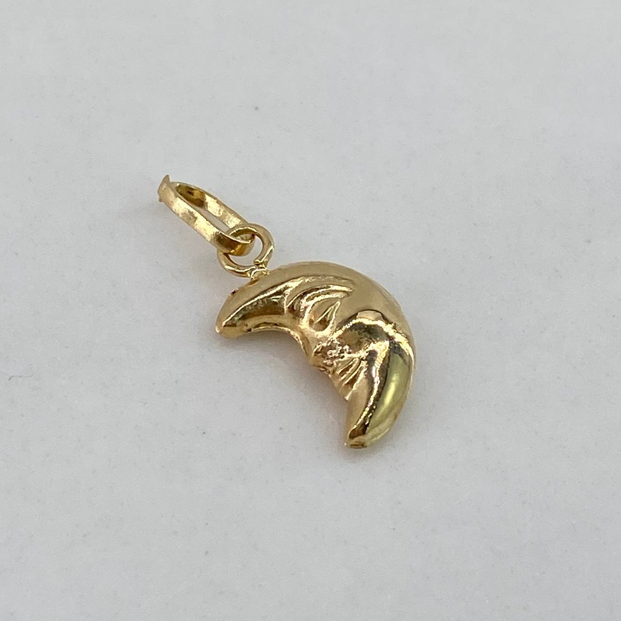 Dije Rostro Media Luna  0.3gr / 1.5cm / Liso  Oro Amarillo $