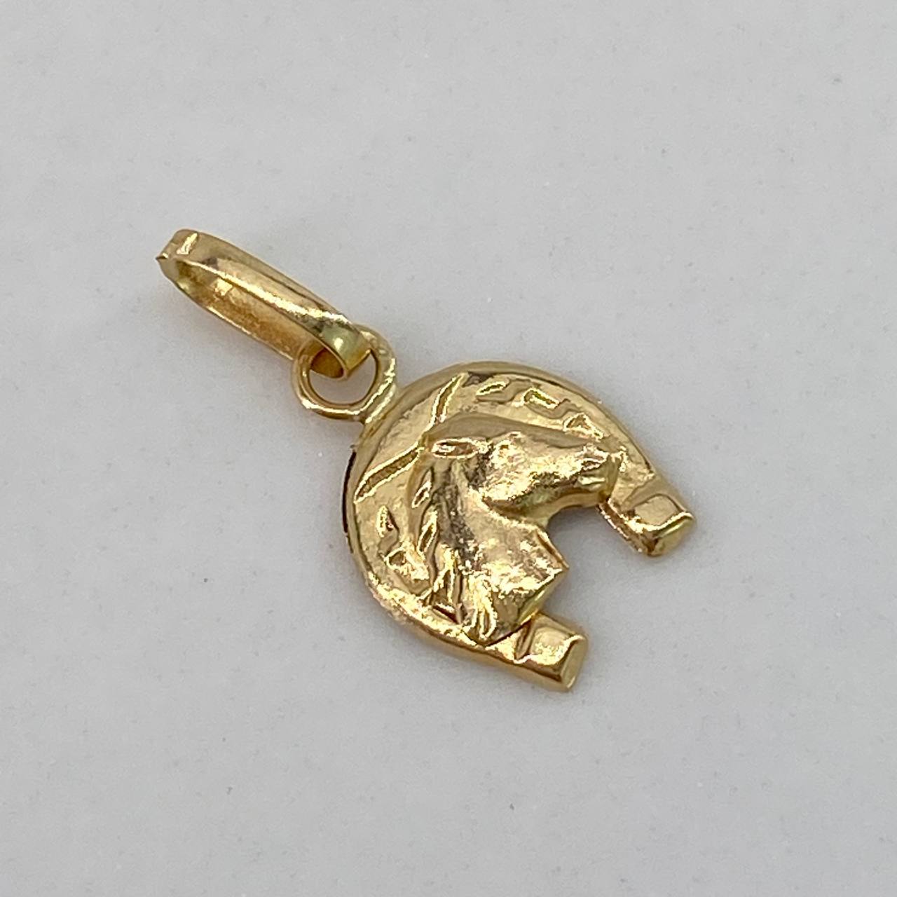 Dije Caballo Herradura  0.35gr / 1.5cm / Liso  Oro Amarillo $