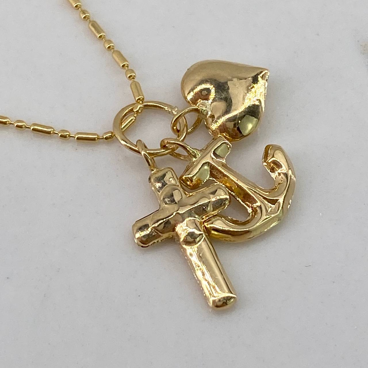 Dije Tres Gracias  0.85gr / 2cm / Liso  Oro Amarillo $
