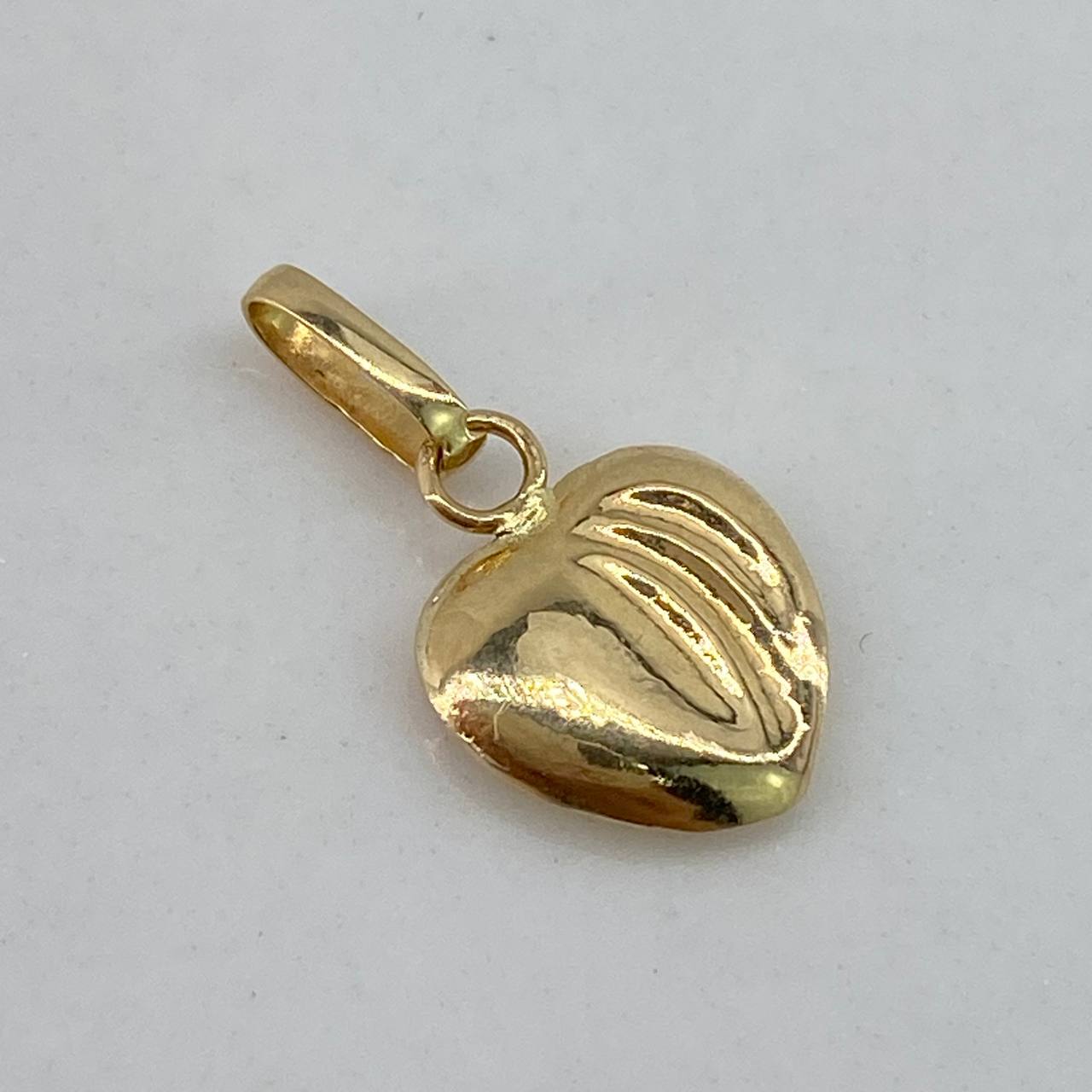Dije Corazon Lineas  0.4gr / 1.5cm / Relieve  Oro Amarillo $