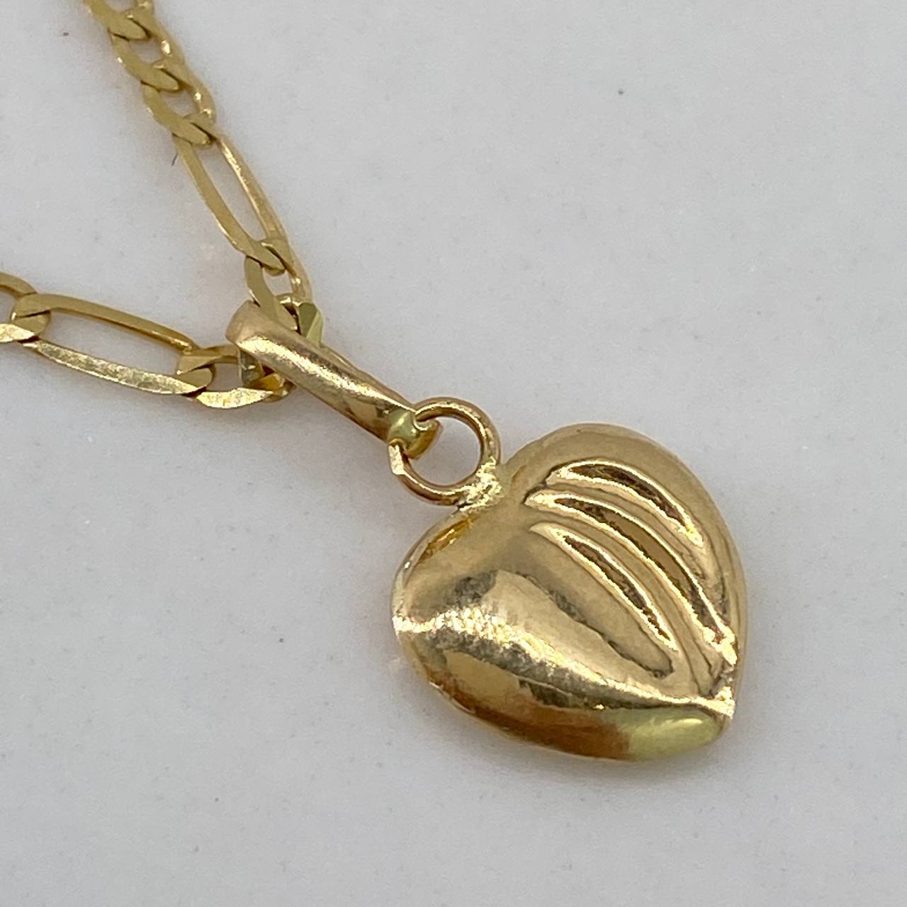 Dije Corazon Lineas  0.4gr / 1.5cm / Relieve  Oro Amarillo $