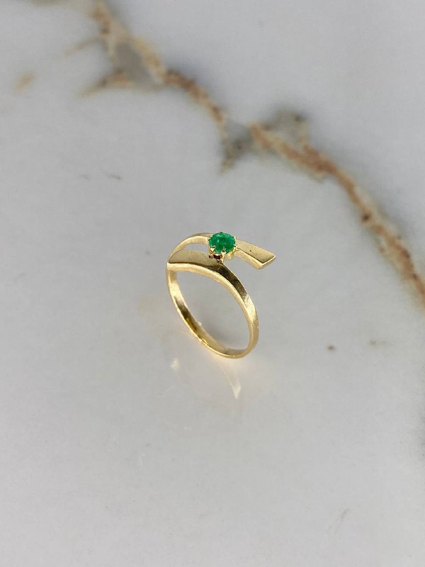 Anillo Solitario Lineas  1.95gr / T6 1/4 / 20 Pts Esmeralda  Oro Amarillo (Joya) $