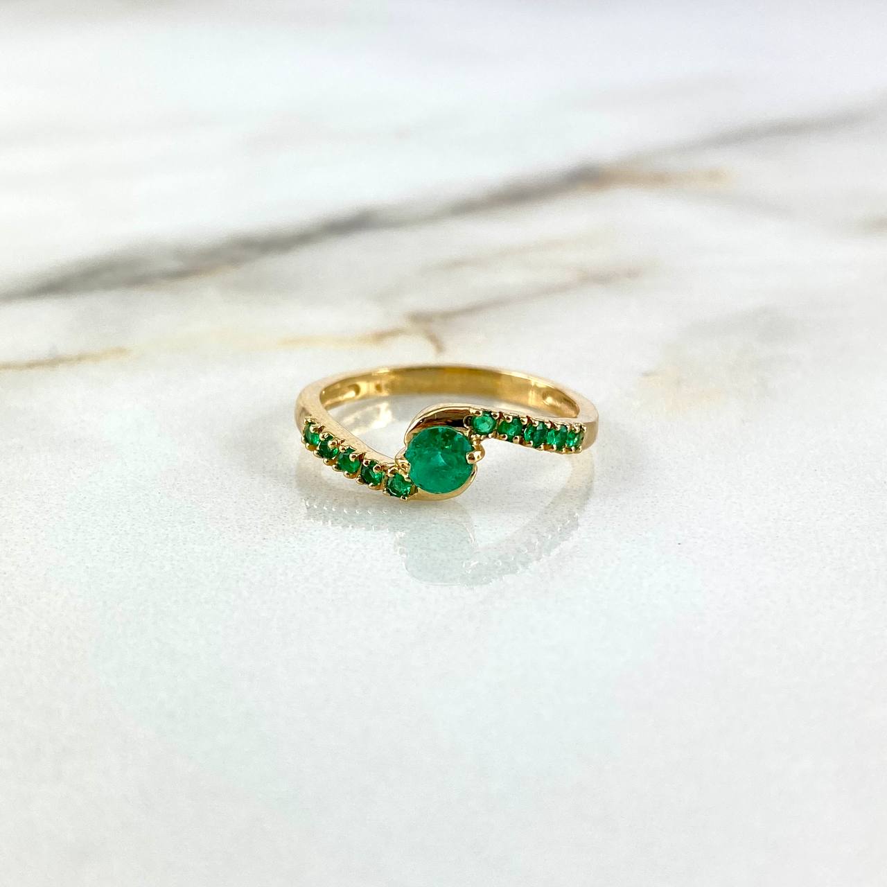 Anillo Curvas Fluctuadas 3gr / T8 / 34pts Esmeraldas Oro Amarillo (Joya) ©