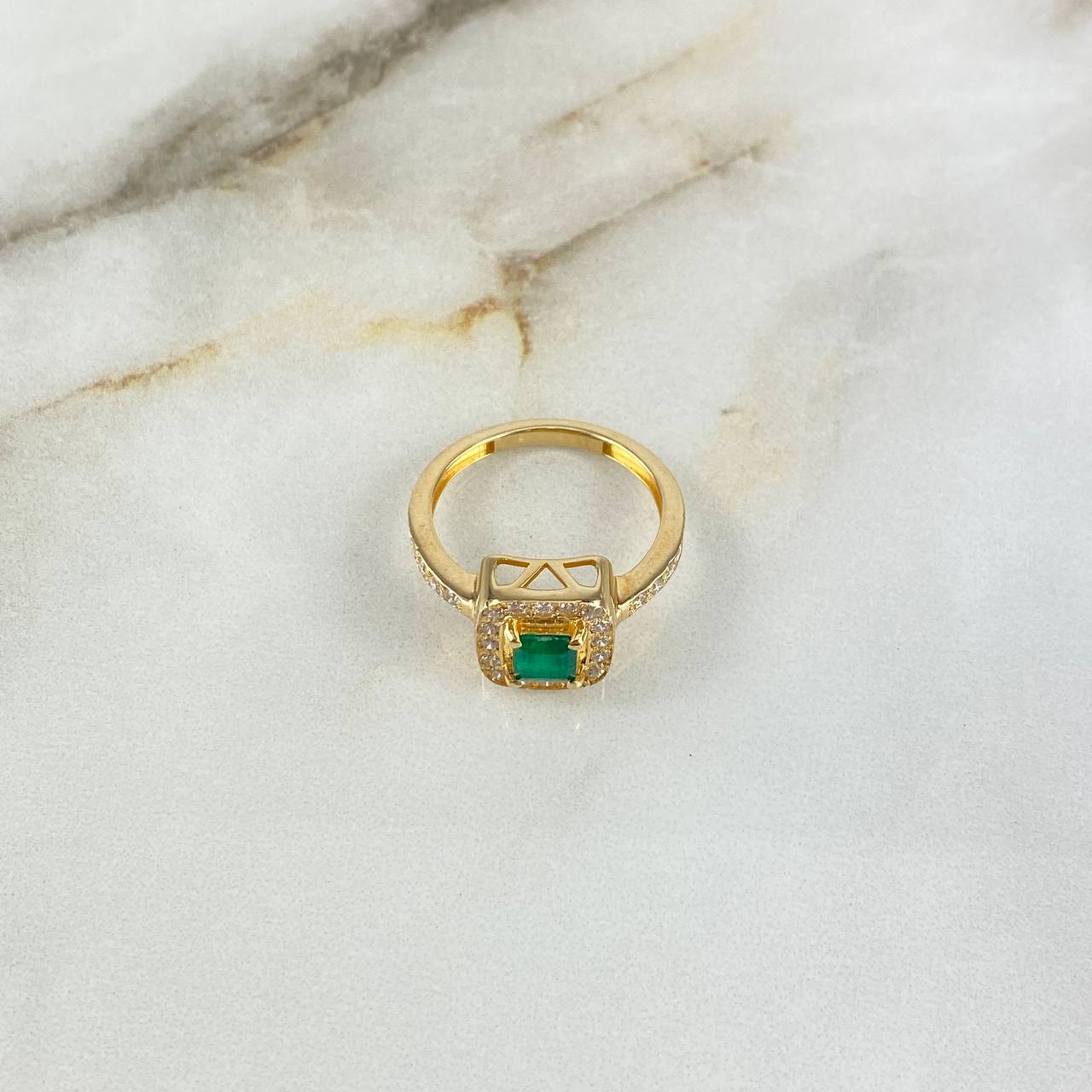 Anillo Halo Cuadriculado 3.85gr / T6 3/4 / 52pts Diamnates 40pts Esmeralda Oro Amarillo (Joya) ©