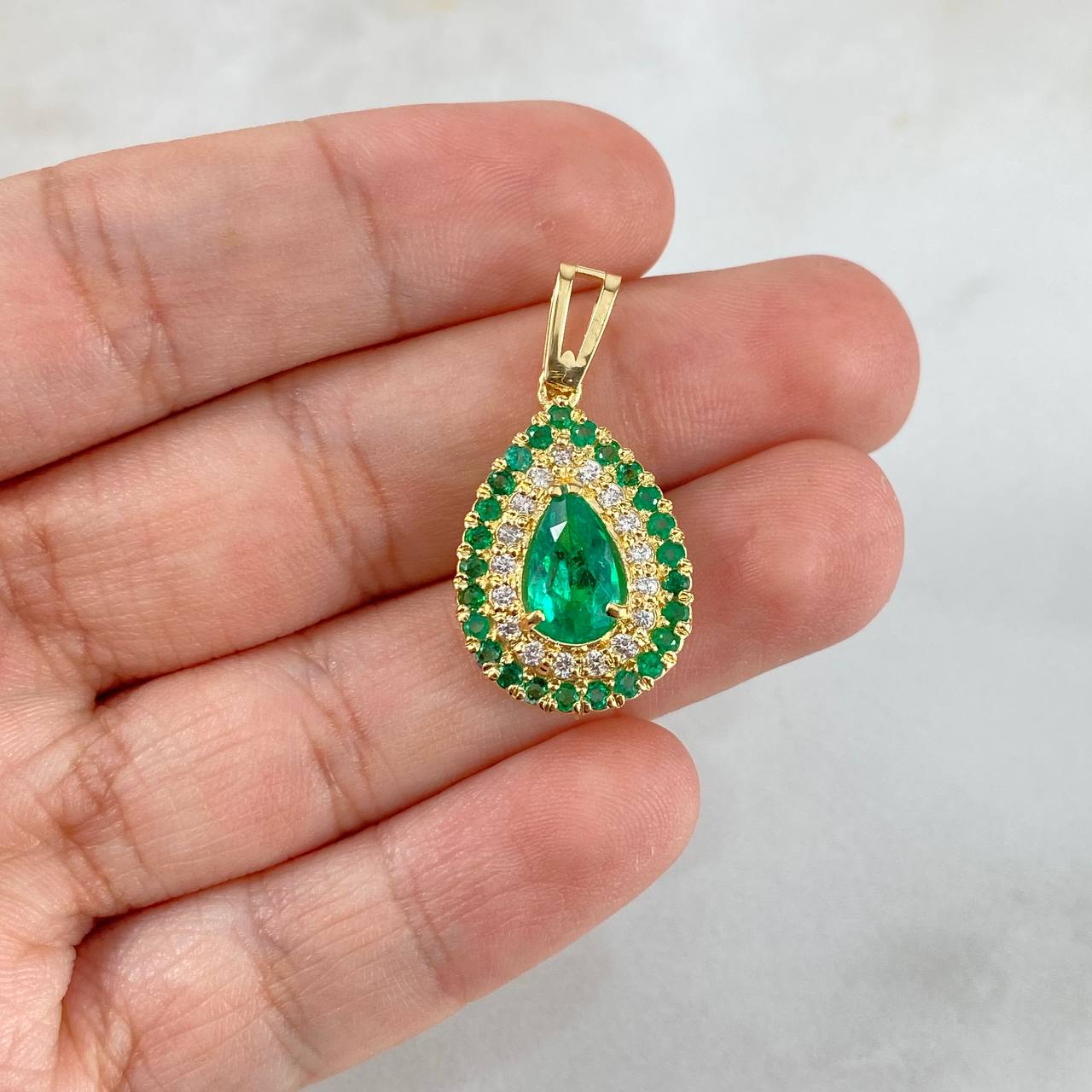 Dije Pera Eleganzza 4.4gr / 2.8cm / 90pts Esmeralda 34pts Diamanates Oro Amarillo (Joya) ©