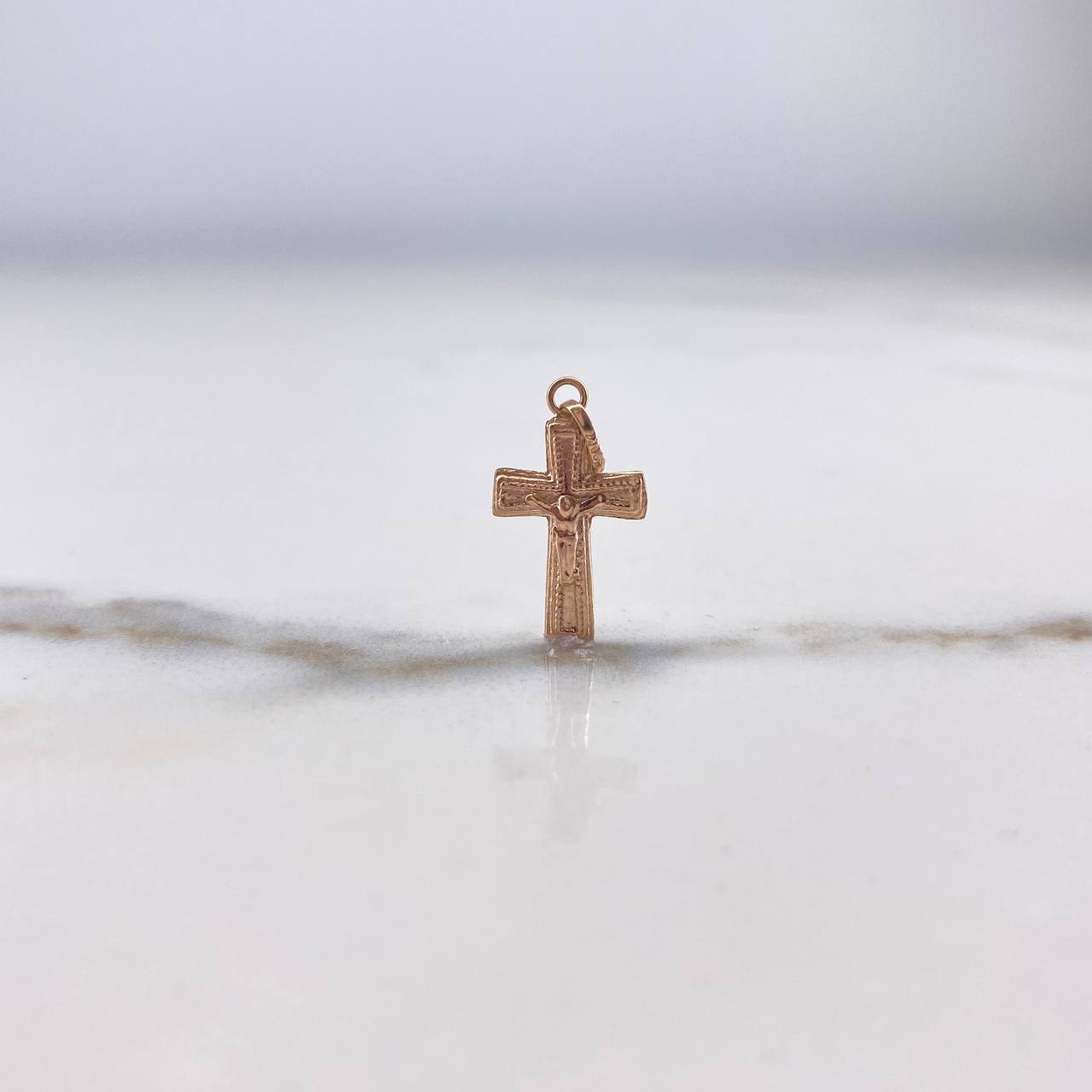 Dije Cruz Cristo  0.5gr / 2cm / Punteada  Oro Rosa &