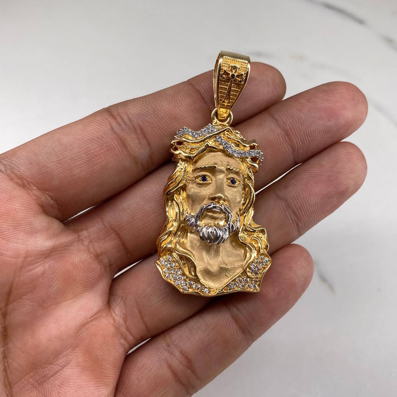 Dije Rostro de Cristo 18.7gr / 6cm / Circones Blancos Azules Dos Oros Amarillo Blanco &