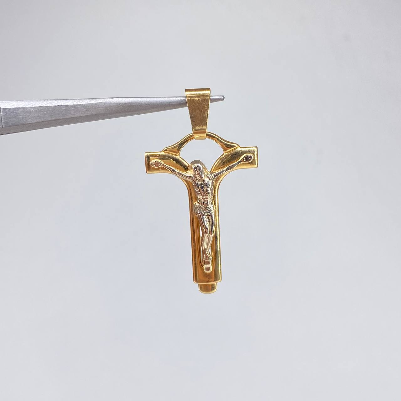 Dije Cruz Cristo  2.9gr / 4cm / Omega Dos Oros Amarillo Blanco $