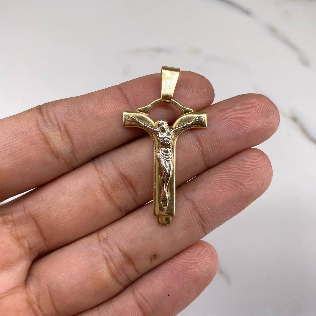 Dije Cruz Cristo  2.9gr / 4cm / Omega Dos Oros Amarillo Blanco $