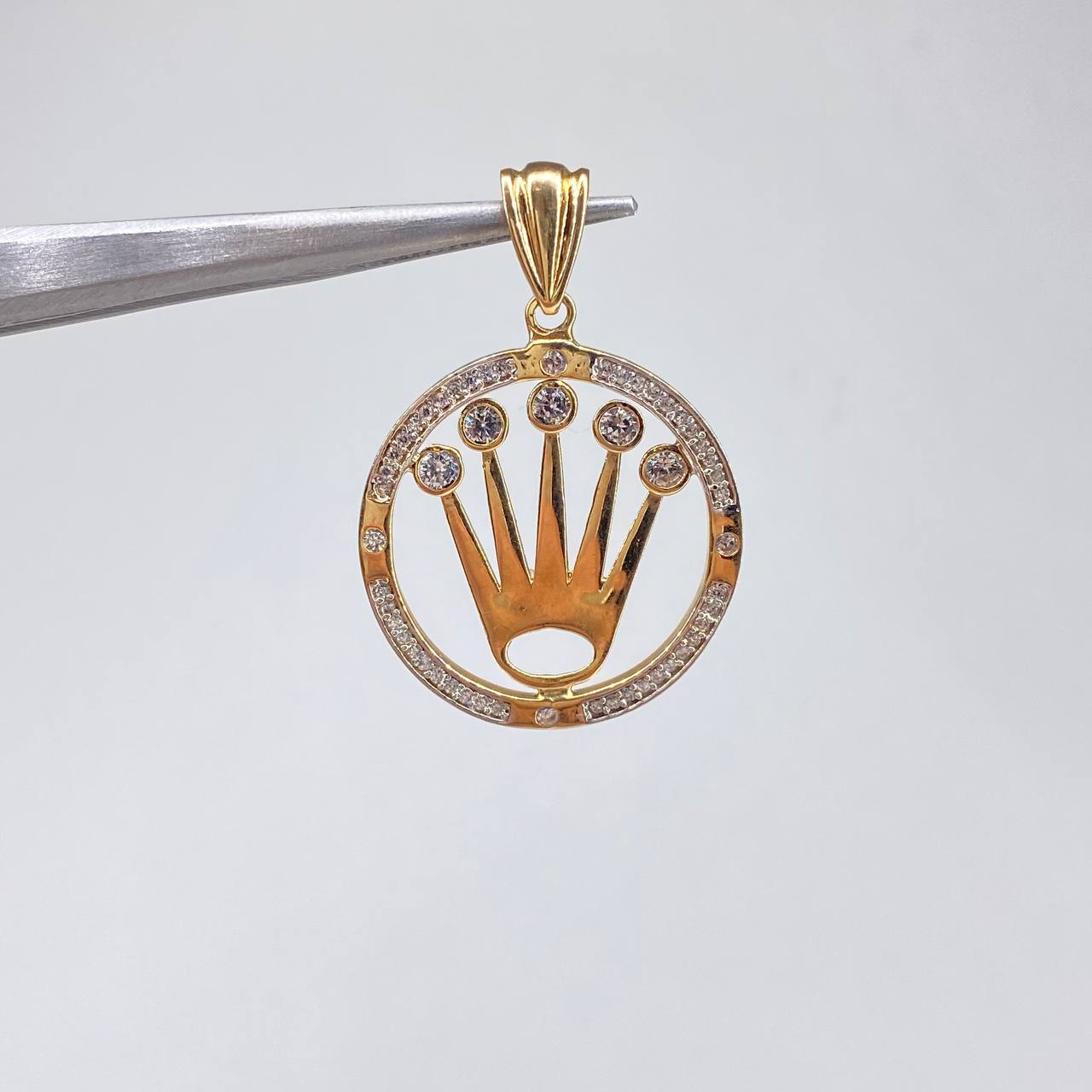 Dije Medalla Silueta Corona Rx  4.05gr / 3.5cm / Circones Blancos  Oro Amarillo &