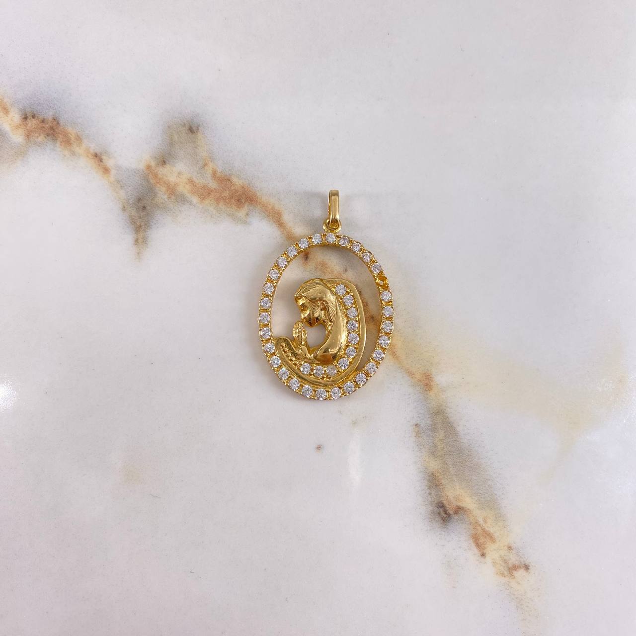 Dije Silueta Virgen María 5.8gr / 3.5cm / Circones Blancos Oro Amarillo &
