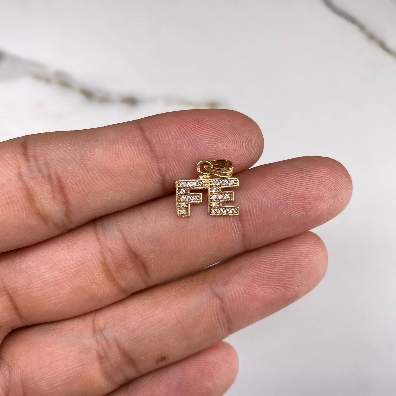 Dije Fe 0.95gr / 1.5cm / Circones Blancos  Oro Amarillo &