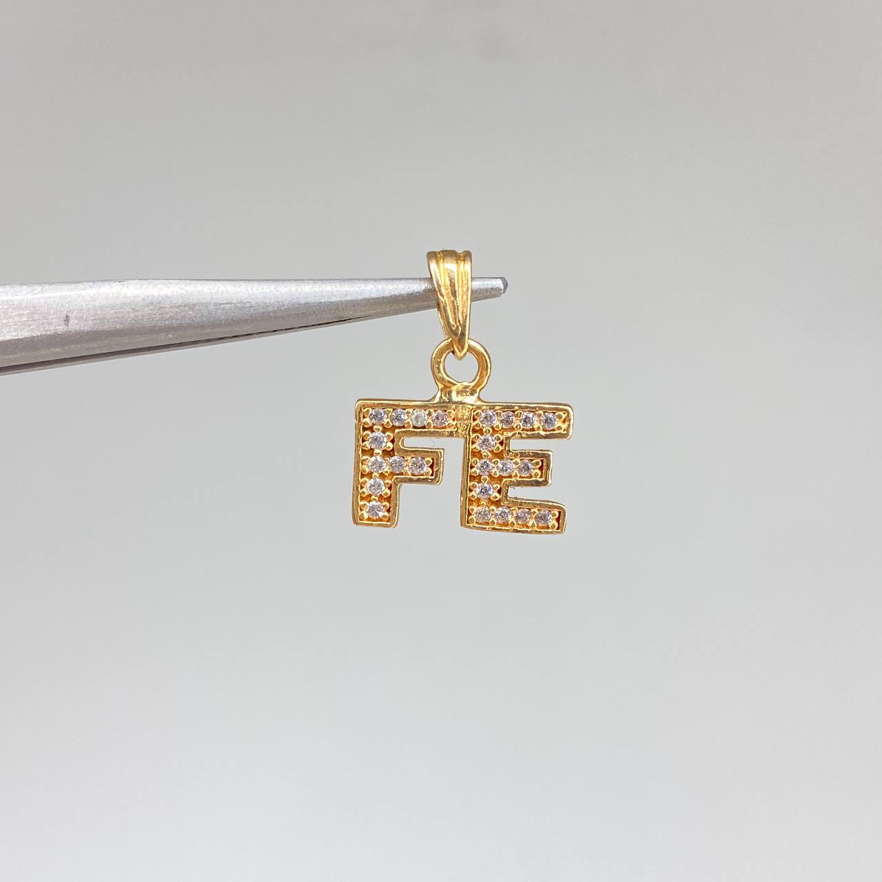 Dije Fe 0.95gr / 1.5cm / Circones Blancos  Oro Amarillo &